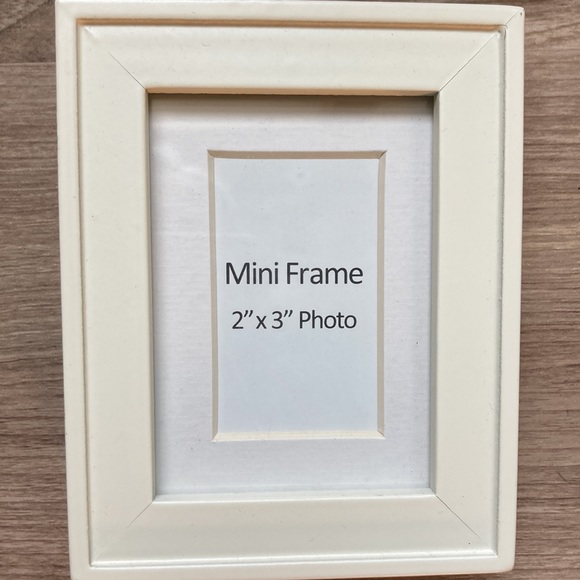 Three white frames one with shells bundle - Picture 10 of 13